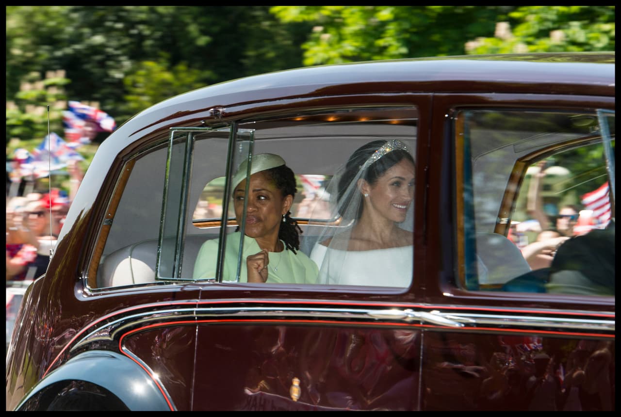 Meghan Markle se dirigió a la Capilla de San Jorge junto a su madre, Doria Ragland.
