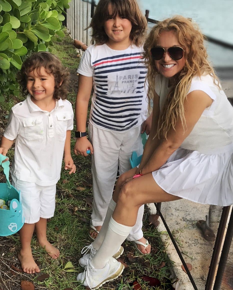 Paulina Rubio buscó huevos de Pascua con sus dos hijos Andrea Nicolás y Eros.