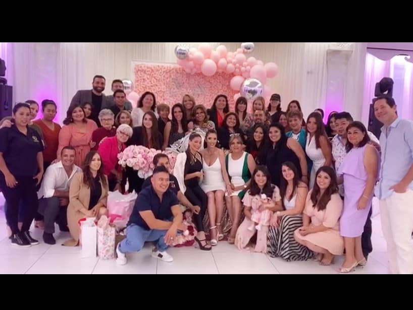 “Rodeada de amor #Bendecida #BabyShowerBellaSeely”, escribió Marlene en una foto en la que presumió a todas las personas que la acompañaron en ese festejo.