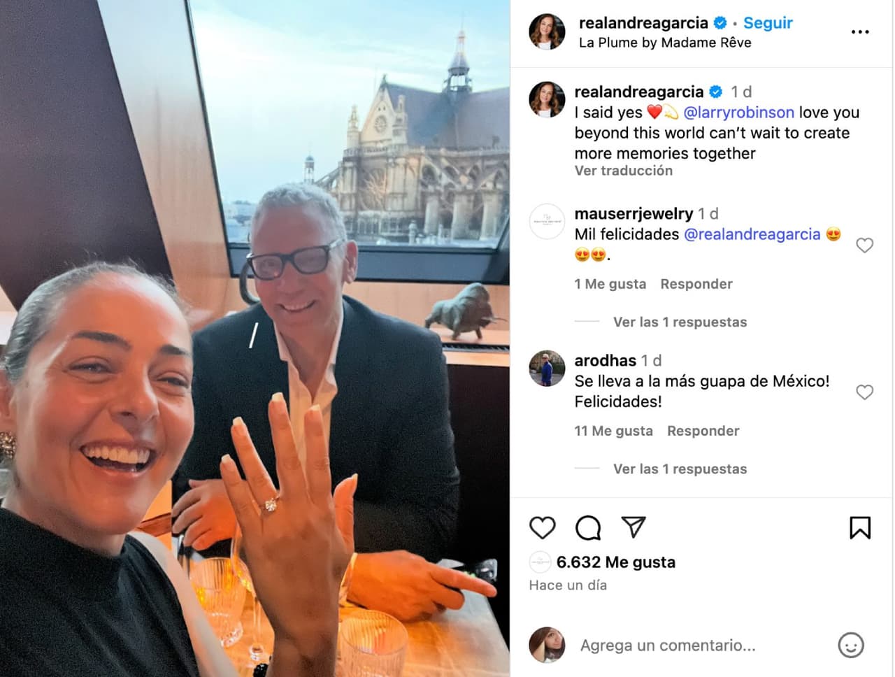 Andrea García muestra su anillo de compromiso.