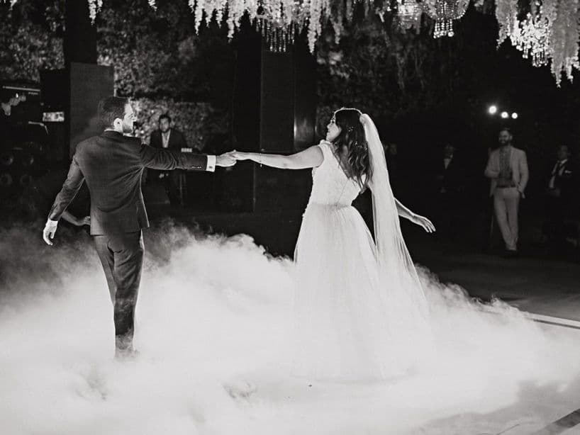 Yuridia y su mánager, Matías Aranda, se casaron el 7 de diciembre en un jardín de Tepoztlán, Morelos. A través de su cuenta oficial de Instagram, la cantante compartió varias fotografías de su boda, dejando claro que estuvo acompañada por sus seres queridos más importantes. “El día más feliz con las personas que más amo”, precisó.