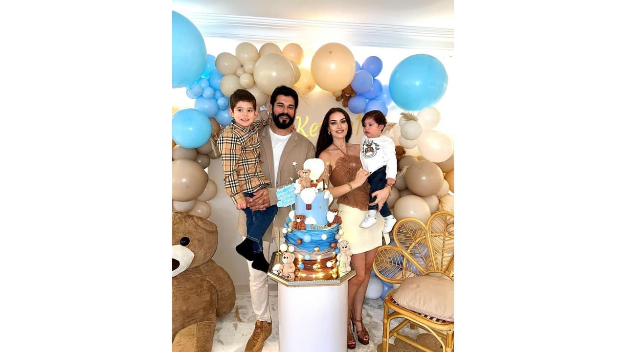 Burak Özçivit y Fahriye Evcen con sus hijos, Karan y Kerem.