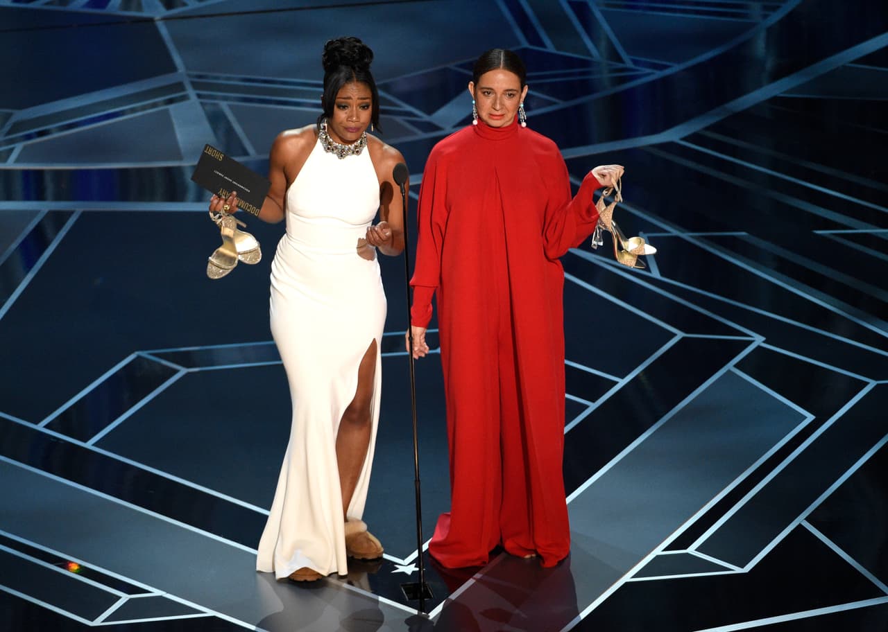 Tiffany Haddish y Maya Rudolph nos regalaron un momento cómico al llegar al escenario con los tacones en la mano.