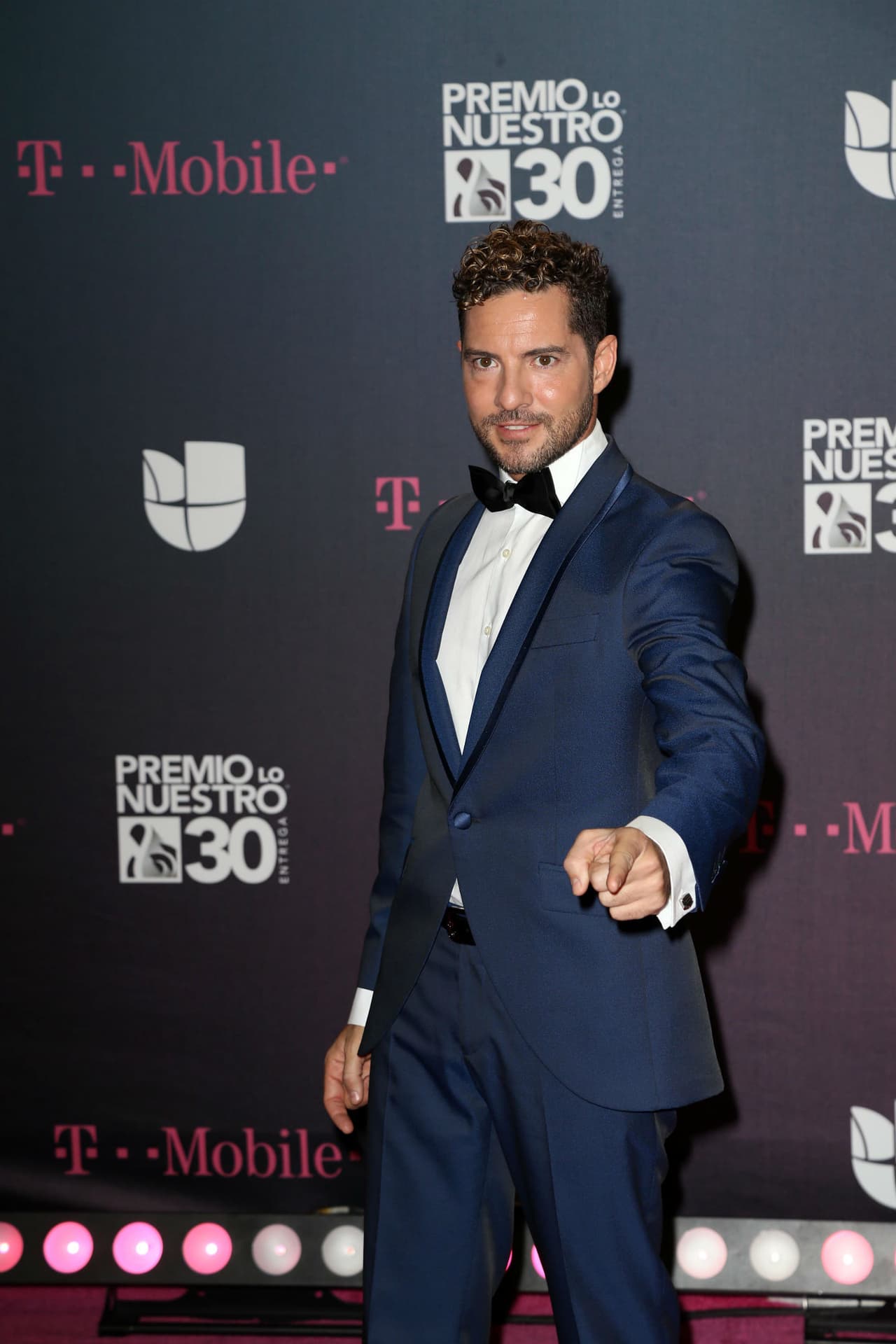 Llegó guapísimo... lástima chicas, ya está comprometido.