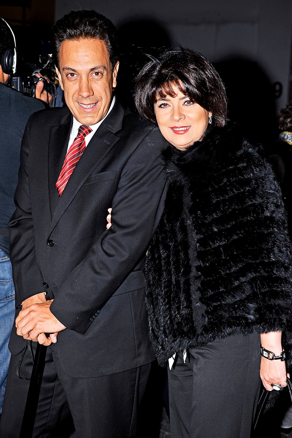 Esposo de Victoria Ruffo desata piropos y lo comparan con actor tras presumir músculos al vacunarse