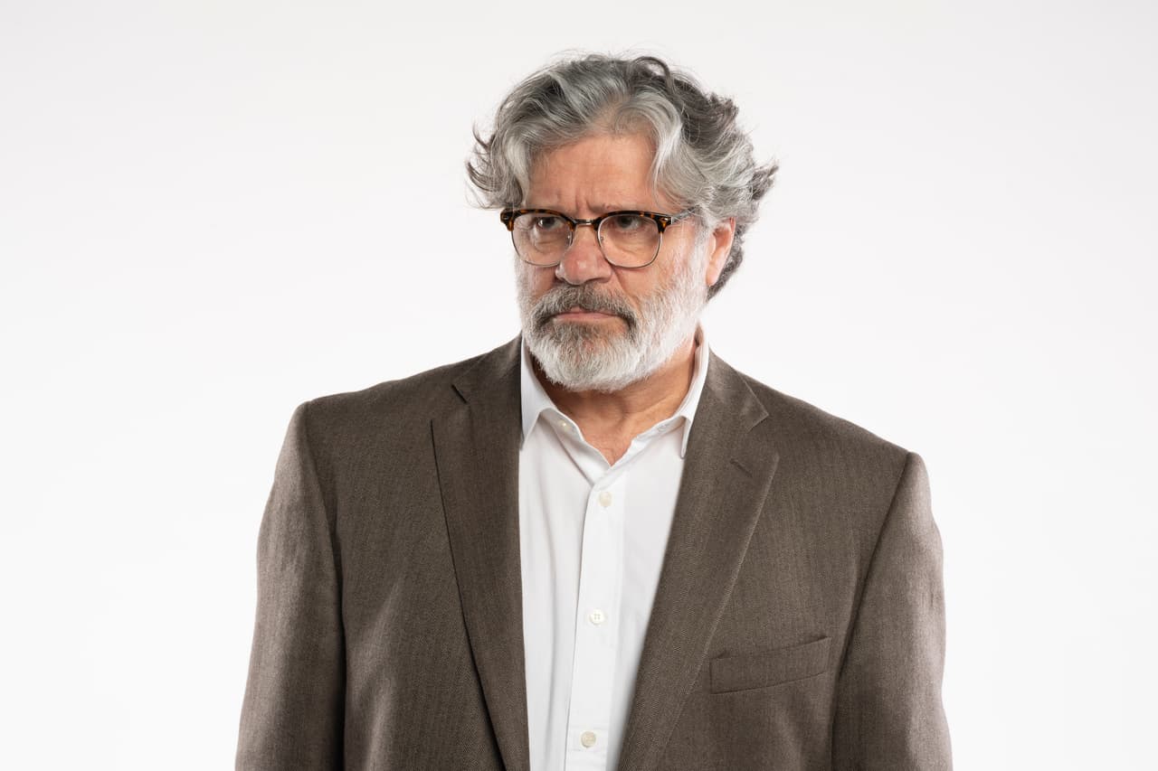 Camilo Guerra (Henry Zakka). Uno de los más prestigiosos neurólogos y psiquiatras del país, su especialidad son los temas del más allá.