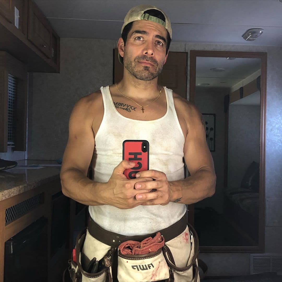 Omar Chaparro muestra cómo recupera sus abdominales de acero después de un riguroso entrenamiento