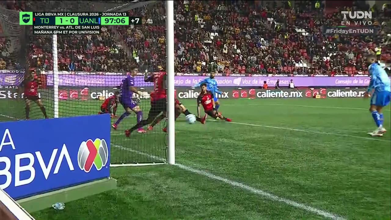 ¡En la línea! Jackson Porozo salva a su equipo al desviar el tiro de Correa