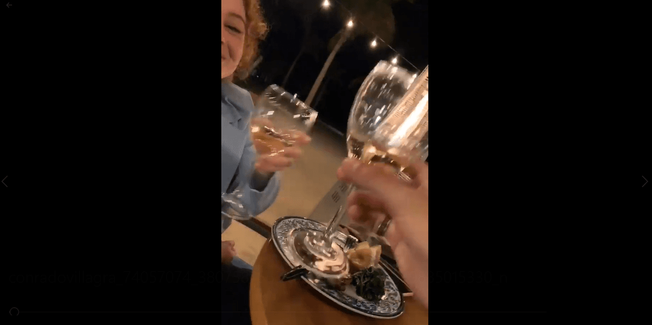 “Necesitaba esto” y “Está fuerte el sol”, fueron algunas de las frases con las que Conrado acompañó sus publicaciones, en las que también dejó ver la romántica cena que disfrutó con su novia, con quien aparece brindando: “Nada mejor que una cenita junto a la playa”.