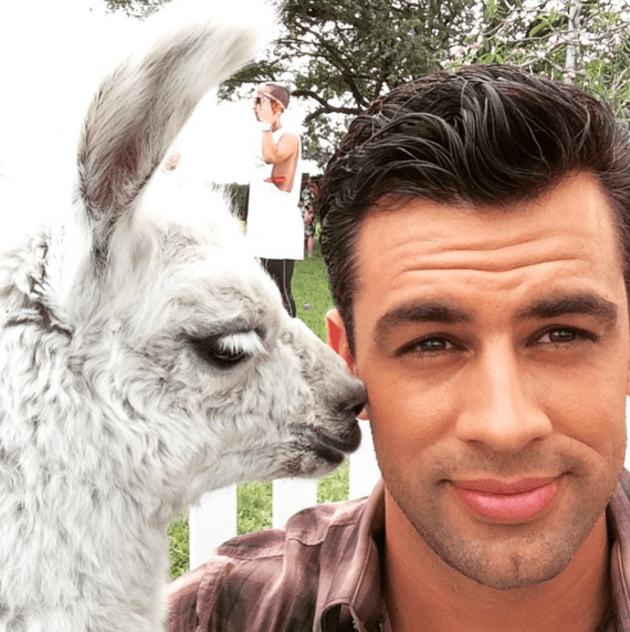El actor, quien mide 1.85 m. de altura, es amante de la naturaleza y los animales.