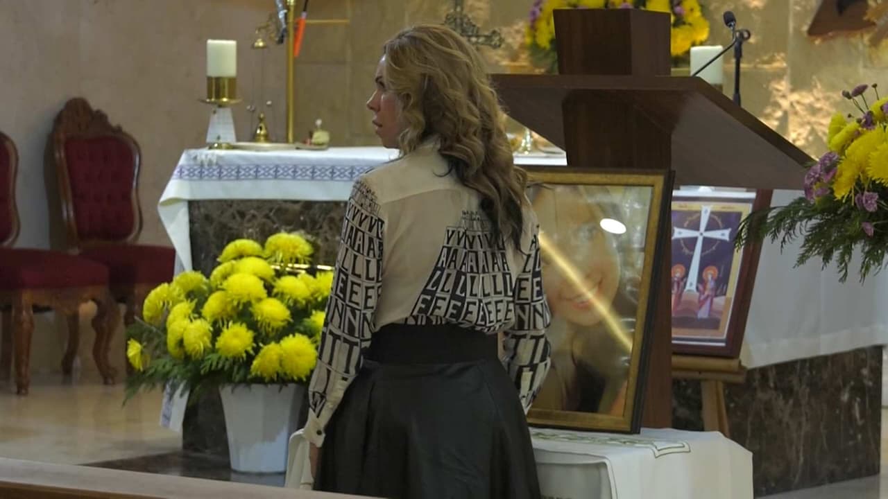 Visiblemente conmovida, Rocío Sánchez Azuara le da el último adiós a su hija