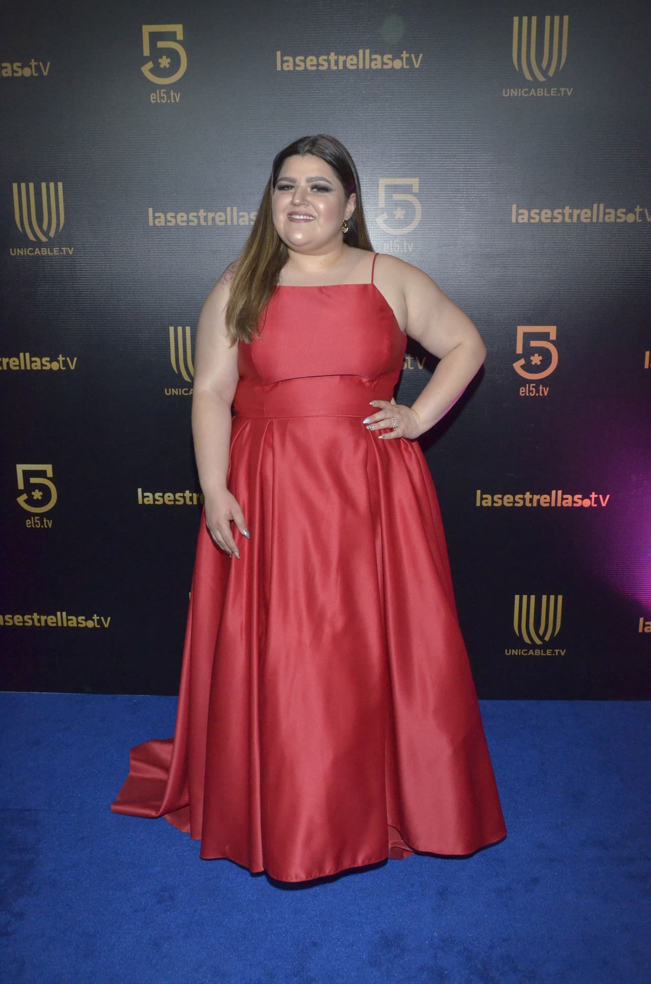 Priscila Arias, conductora del programa 'Felizmente' de Unicable, eligió un vestido rojo.