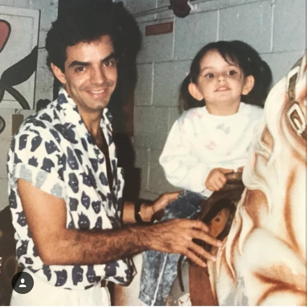 Eugenio Derbez es otro famoso que supo lo que era la paternidad cuando solo tenía 25 años. El actor se convirtió en papá con la llegada de Aislinn Derbez, quien es fruto de su relación con Gabriela Michel. Años después llegarían a su vida Vadhir, José Eduardo y Aitana, quienes son producto de sus siguientes relaciones.