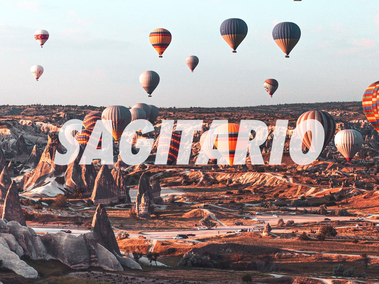 SAGITARIO – CAPADOCIA, TURQUÍA. El arquero, el más suertudo del Zodiaco. Pero también es uno de lo más sabios y comprometidos con cualquiera que sea su causa. Es adicto a los viajes, sobre todo aquellos que requieren cierto tipo de riesgo. Se siente enclaustrado fácilmente, por lo que los lugares abiertos le vienen bien. Capadocia, esta región turca tan particular por su formación geológica y famosa por sus viajes en globos aerostáticos. Sagitario se sentirá realizado, libre y gobernador del mundo. Por su patrimonio histórico y cultural, este signo también nutrirá su intelecto y búsqueda de la sabiduría.