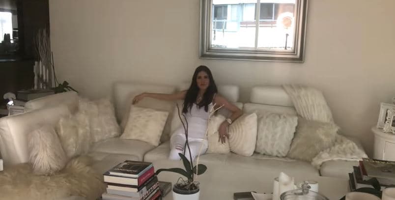 La sala, por supuesto en el mismo color blanco, dijo, es de sus lugares favoritos de la casa por su comodidad pese a no ser de gran tamaño. En esta zona, detalló, tiene infinidad de libros, frazadas y todo tipo de portaretratos.