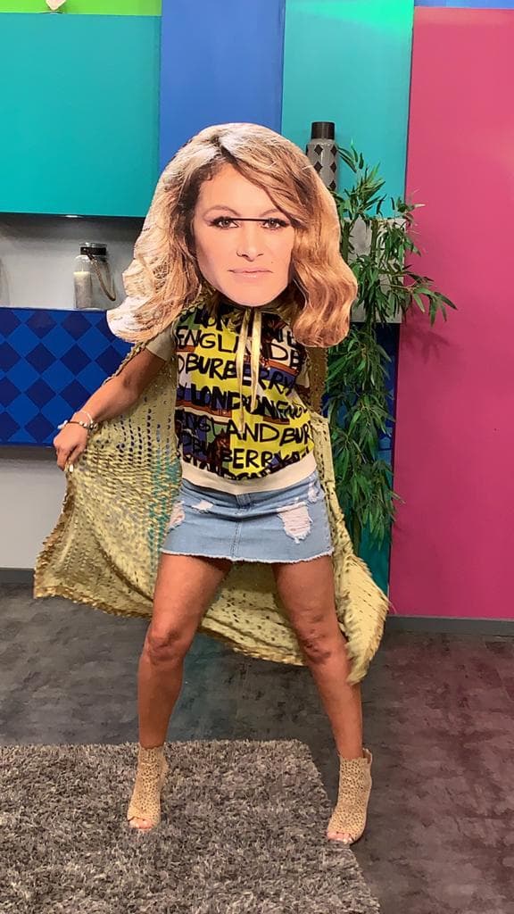 “Yo sigo aquí, we”: Roxana Castellanos vuelve a imitar a Paulina Rubio en ‘Cuéntamelo ya!’