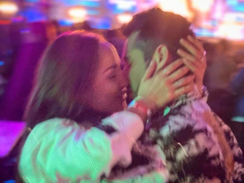 La actriz respondió al detalle con otro mensaje en su perfil de Instagram, donde destacó lo detallista que era el galán, quien por su cumpleaños le envió un enorme arreglo floral. “Feliz y agradecida. Gracias Dios por un año más de vida, sobre todo por la salud y por estar rodeada de mucho amor. Gracias mi vida por estar presente en alma y corazón con tus detalles. José Ron te quiero mucho”, comentó.