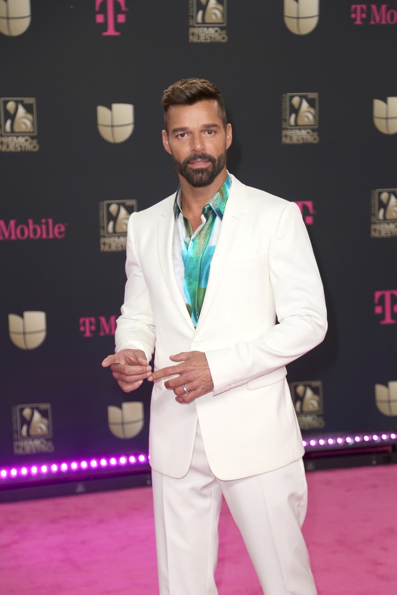 Ricky Martin optó por un traje blanco, el cual combinó con un calzado de la marca Berluti.