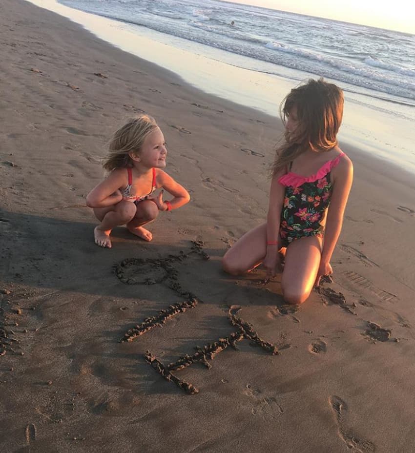 Elissa se convirtió en hermana mayor en 2014 con la llegada de Alexa Miranda, con quien aparece en redes sociales frecuentemente.