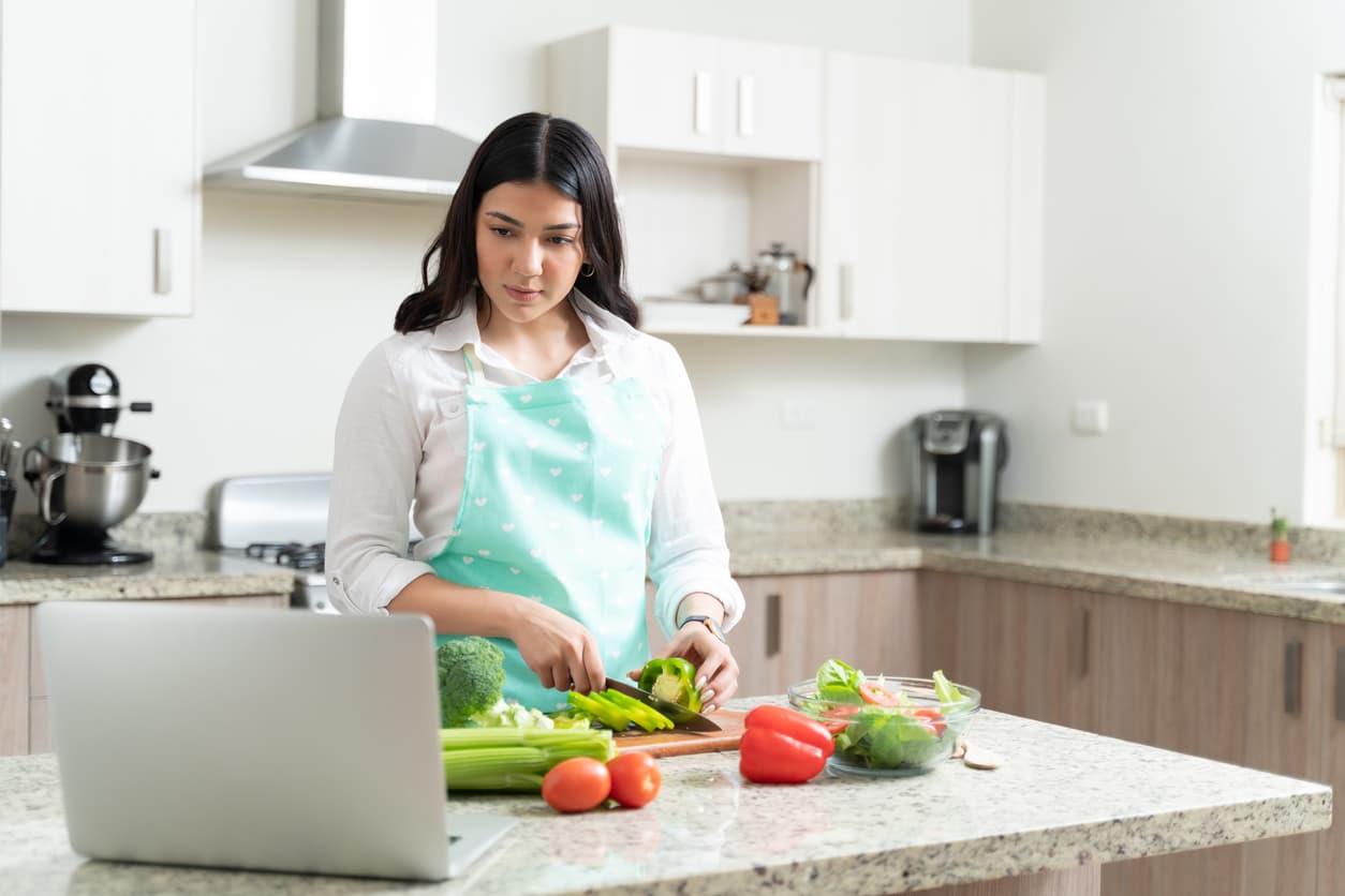 Clases de cocinaEn los últimos meses, el cocinar se ha vuelto en una muy buena terapia, incluso, este pasatiempo podría ser un sustento de vida. Hay varios lugaresque ofrecen clases, como Sobremesa, en el cual puedes elegir clases para aprender a cocinar desde una pasta, sushi, pescados, hasta hornear pan y roscas. En la versión plus tienes acceso a las recetas y videos exclusivos por 300 pesos al mes.