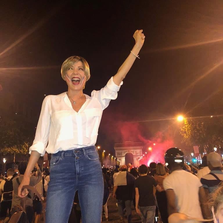 La estrella de ‘Doña Bárbara’ y ‘Salomé’ fue optimista e intentó contagiar de su energía a todas las personas que la rodeaban. “Hoy amanecí con muchas ganas de festejar la vida. No esperes nada, aprecia todo”, escribió la actriz en una publicación en la que aparece con los colores de la bandera de Francia en el rostro mientras sonríe y festeja con una multitud.