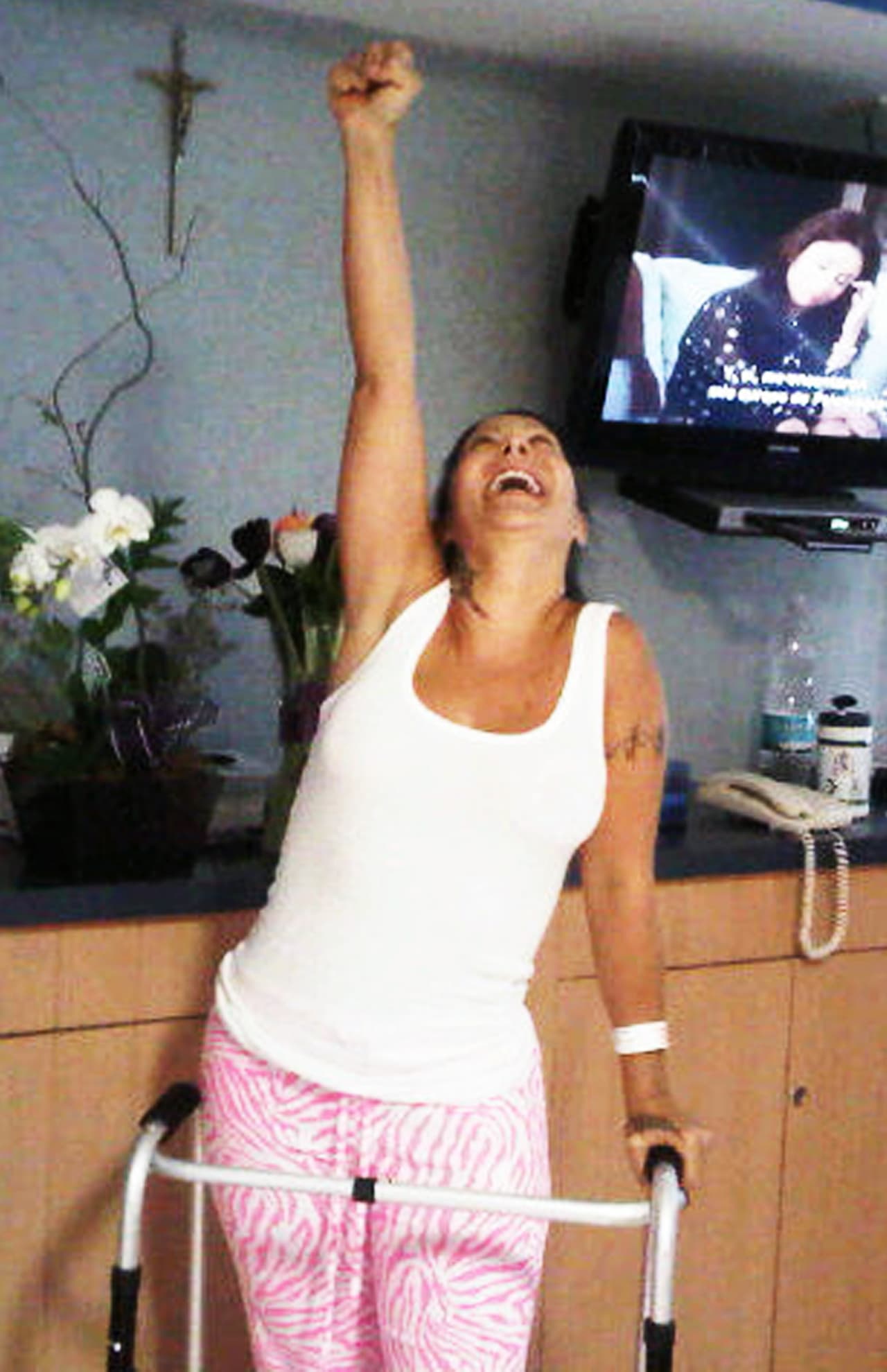 En octubre de 2009, la cantante acudió al hospital Ángeles Interlomas para ser atendida por un dolor intenso, ya que la sustancia se había encarnado en el músculo. Los médicos le retiraron de los dos glúteos y del cóccix la sustancia que le inyectaron.