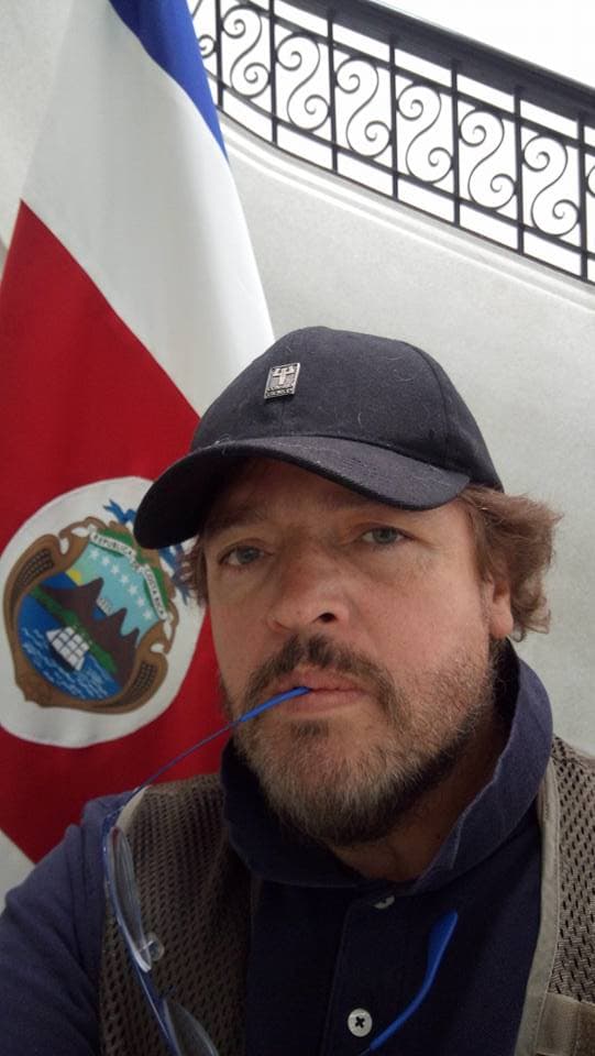 Por su parte, el actor dijo al diario La Nación que se sorprendía que aún retirado siguiera generando información, la cual no le interesaba desmentir, pero aseguró que no era esa persona que aparecería en tal revista y que, por el contrario, vivía “tranquilo y en paz”. Además confesó que se había vuelto a casar con una mujer a la que calificó de ser un “humano maravilloso” que lo hacía reír mucho.