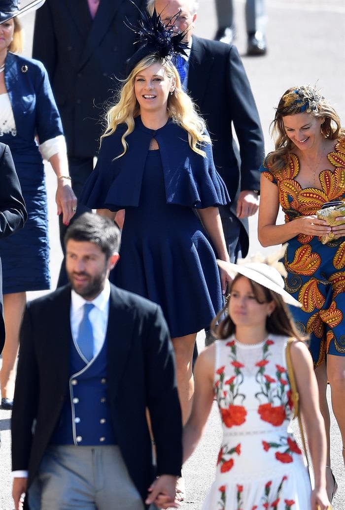 La exnovia del Príncipe Harry, Chelsy Davy, acudió impecable con un vestido azul y uno de los tocados más bellos de la boda.