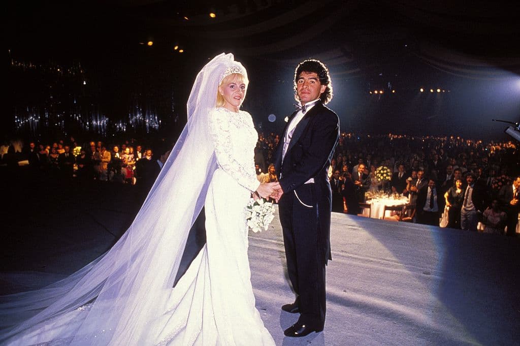 Claudia Villafañe inició su relación amorosa con Diego Armando Maradona en 1977, cuando ambos tenían únicamente 17 años. 12 años después y luego de darle la bienvenida a sus dos hijas en común, la pareja llegó al altar en 1989.