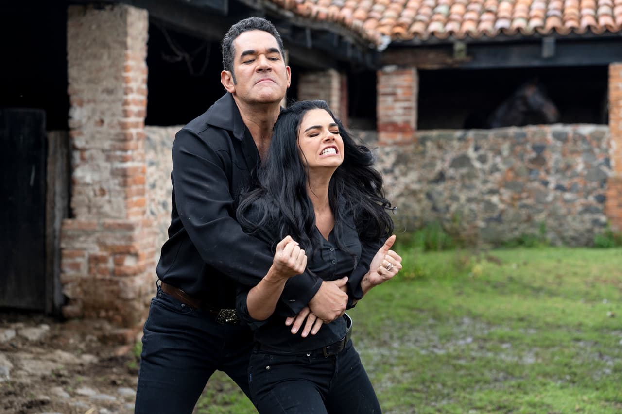 En fotos: Rafael y Octavio se enfrentan a un duelo en el final de 'La Desalmada'