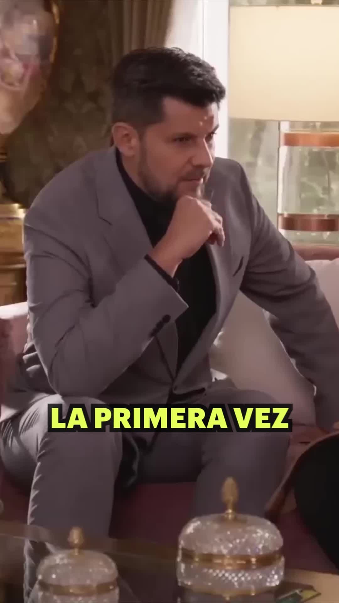 Karen sorprende a Aarón con su frialdad