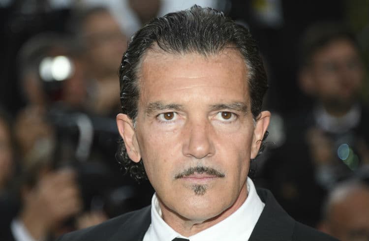 La extraña forma de aplaudir de Antonio Banderas provoca reacciones en redes