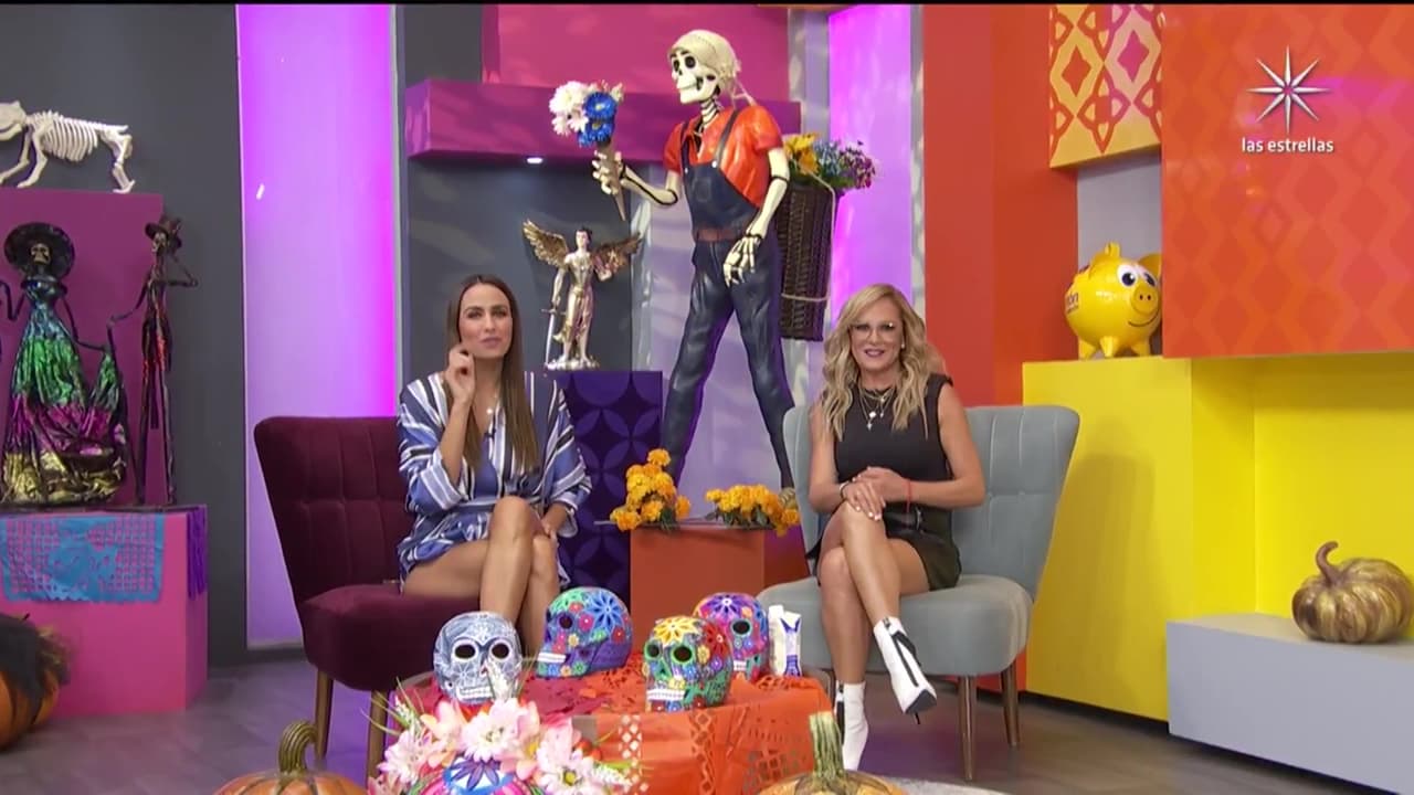 Además de esta ofrenda, el programa se ha vestido de calaveritas, catrinas, papel picado y flores de cempasúchil que resaltan nuevamente esta importante festividad en México como lo es el Día de muertos o Día de todos los santos.