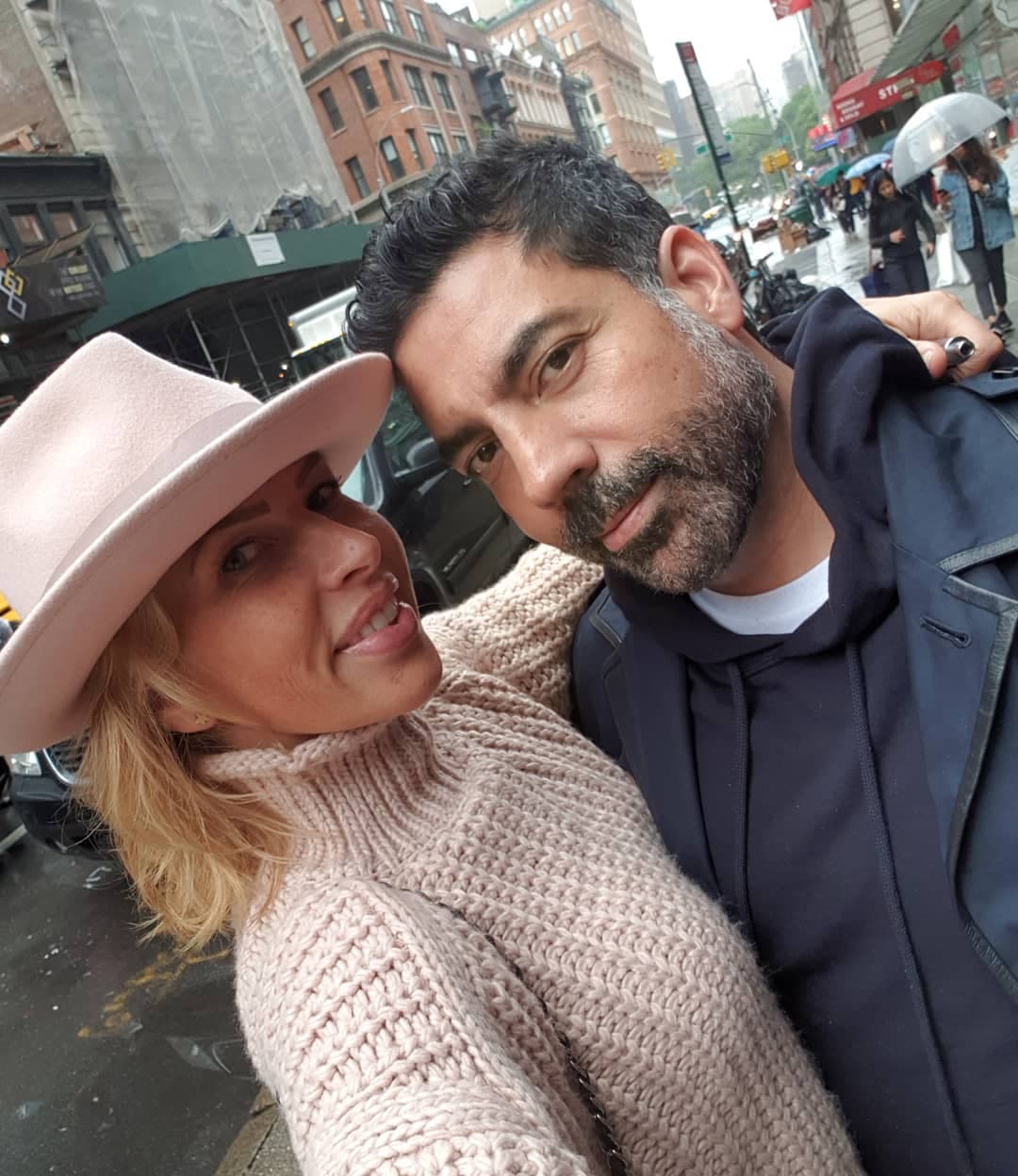 Es hija del también empresario Bernardo Pasquel y la diseñadora Jana Jaffe.