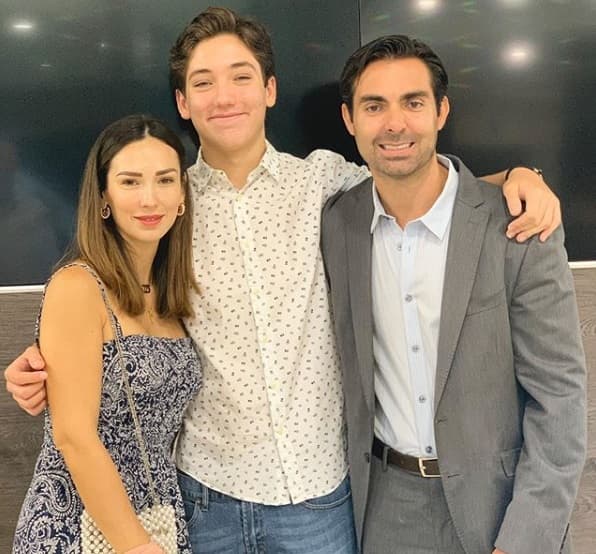 Ernesto D’alessio adoptó a Jorge, el hijo mayor de su esposa Charito, a quien el cantante y actor demostró su amor.
