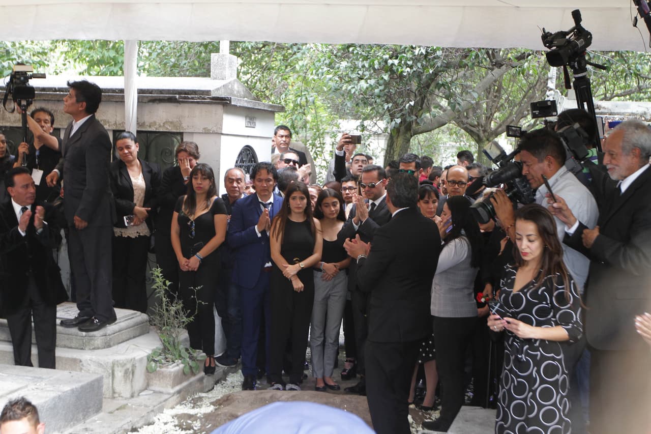 El féretro, con la mitad de las cenizas de José José, descansarán junto a su madre Margarita Ortiz. Mientras que la otra parte estará en un nicho de Miami, Florida.