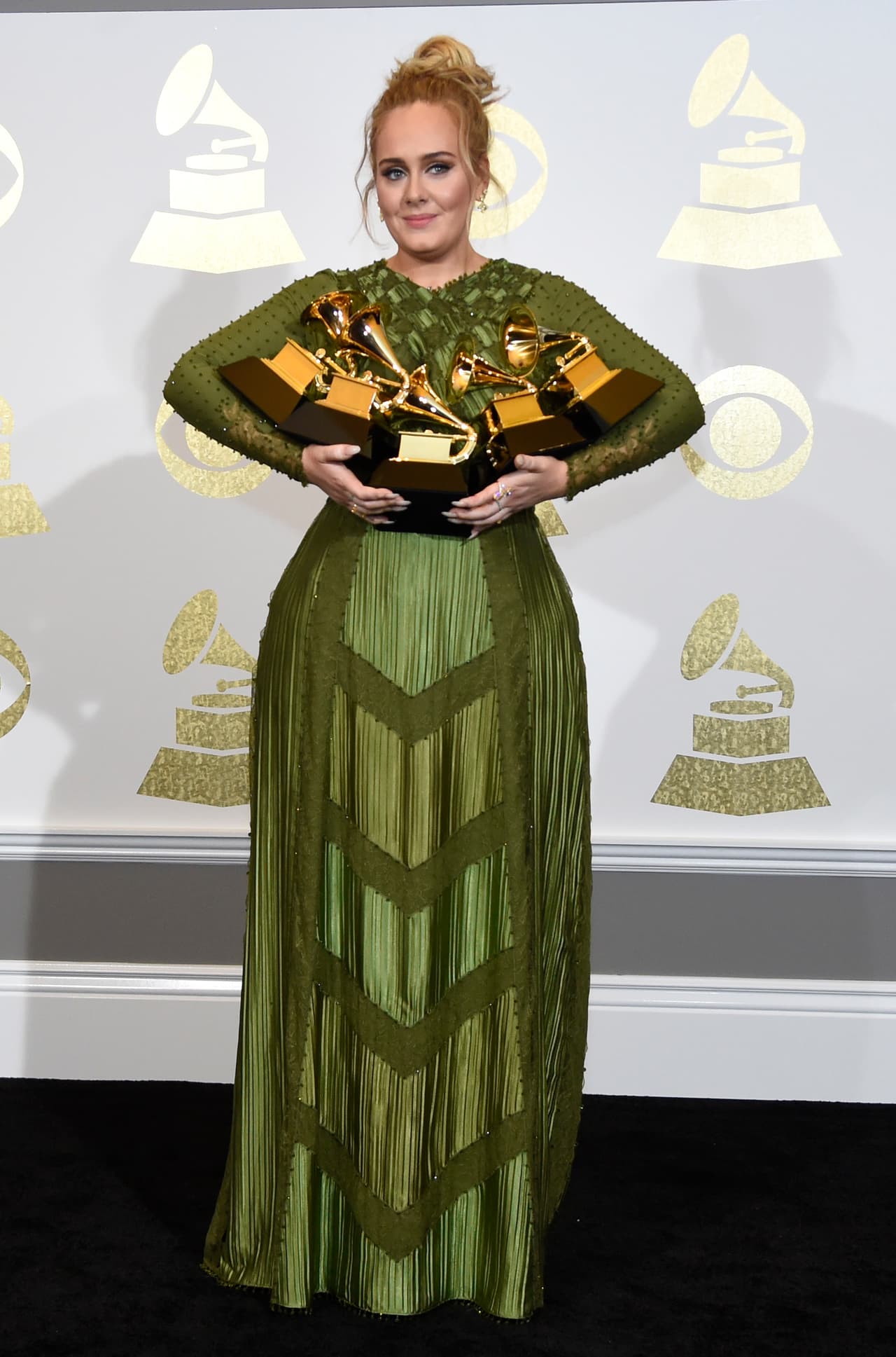 Adele. La cantante y compositora británica ha revelado a distintos medios internacionales que mide 1.80 metros, pesa 89 kilos y su talla es XL.