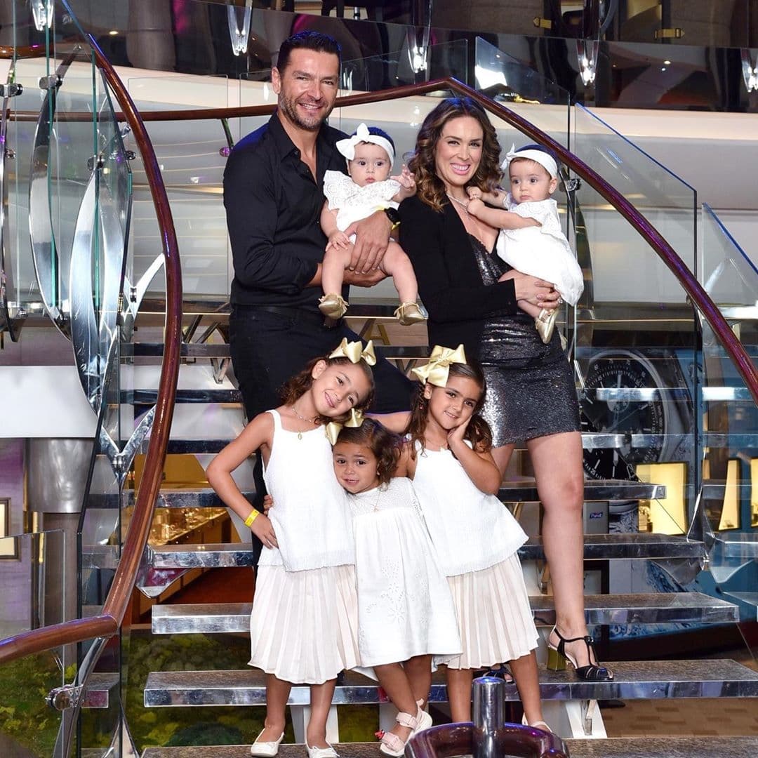 Jacqueline Bracamontes y Martín Fuentes son padres de cinco bellas niñas: Jacky, Carolina, Renata, Emilia y Paula, quienes aparecen constantemente en las redes sociales de sus progenitores.