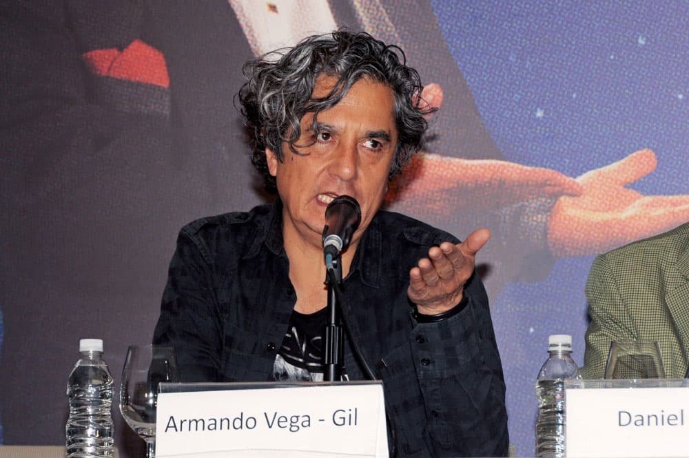 ARMANDO VEGA GILEl fundador de Botellita de Jerez se suicidó la madrugada del lunes 1 de abril a los 64 años de edad. Horas antes, el músico y escritor mexicano había anunciado su muerte en Twitter luego de que una persona lo acusara de abuso cuando tenía 13 años a través de la cuenta de @metoomusicamx, en la cual decenas de mujeres señalaron a miembros de la industria de acoso o abuso sexual.