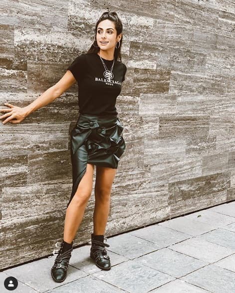 Renata Notni nos ha demostrado cómo una prenda puede hacer la diferencia, es el caso de esta falda de su marca RM Notnicolokuris, que le da un tuist a este look.