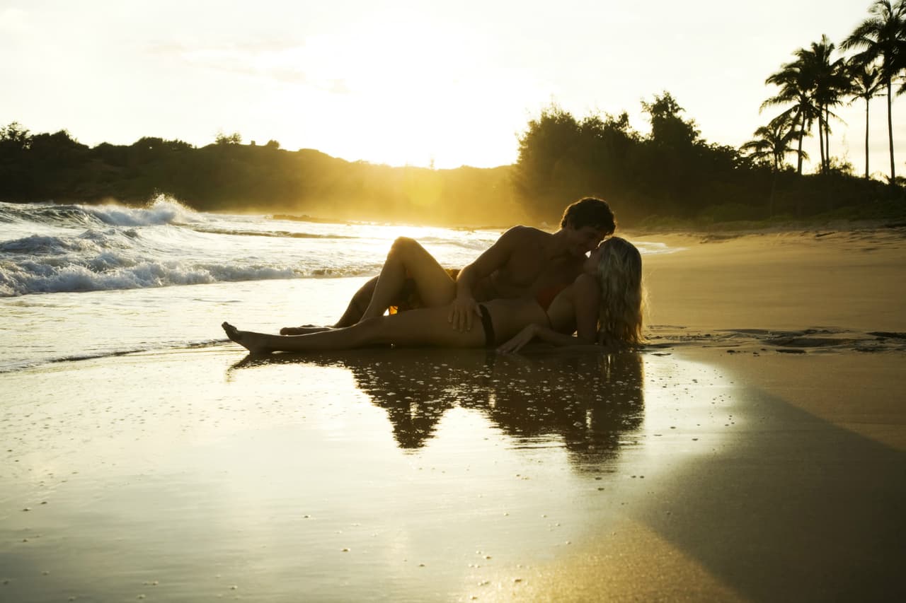 3. Playa. Además de rozar la zona íntima de tu pareja, la arena podría causar una infección.