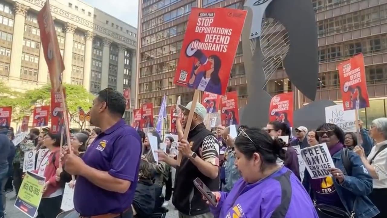 Decenas de personas se manifiestan en Chicago contra el aumento de detenciones de inmigrantes