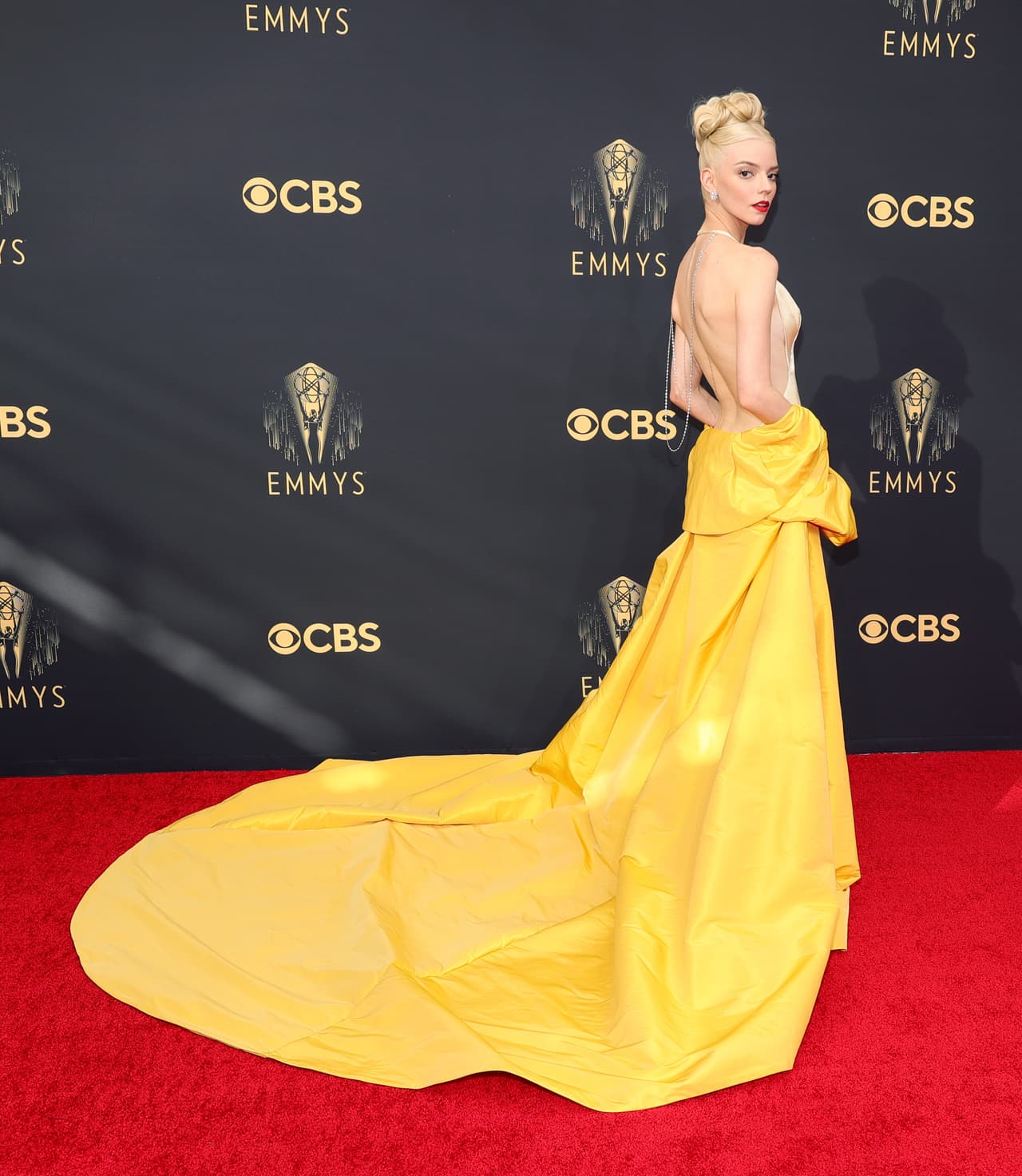 Anya Taylor-Joy conquistó el evento con una creación de Christian Dior Haute Couture.