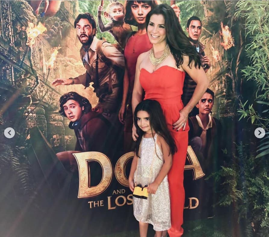 La cantante de Sentidos opuestos eligió un jumpsuit rojo con escote de corazón que combinó con unas zapatillas doradas, mientras que la pequeña usó un vestido blanco con detalles brillantes.