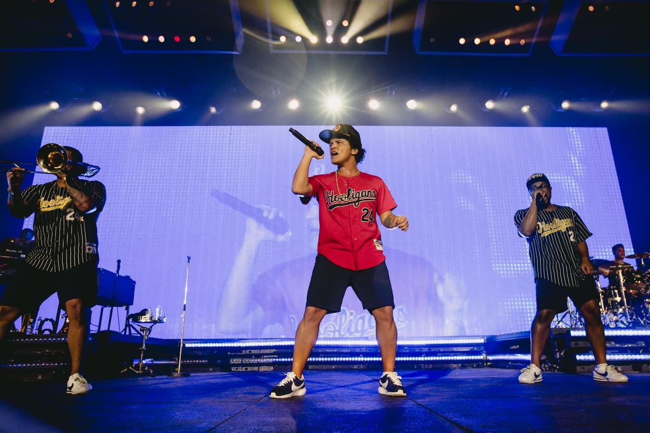 Bruno Mars encanta a la CDMX con baile, pirotecnia y mucho encanto
