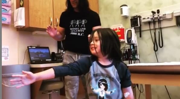 Johnny Crisstopher fue diagnosticado con leucemia linfoblástica aguda a los dos años y tras un tratamiento se había suprimido el padecimiento hasta que el ilusionista informó que regresó la enfermedad.