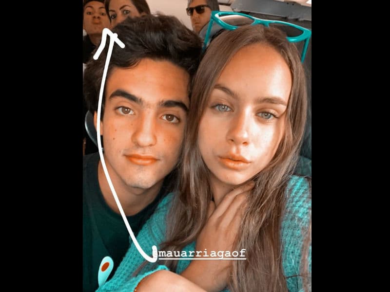 Un día antes del intercambio de comentarios, el hijo de Mayrín Villanueva publicó una fotografía junto a su novia aprovechando el final de las grabaciones de la telenovela Soltero con hijas y en aquella ocasión le dedicó un emoji en forma de corazón.
