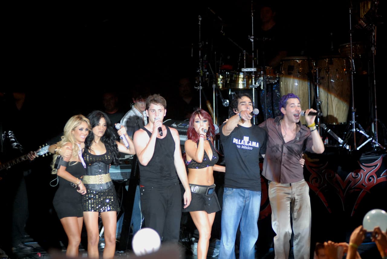 El éxito fue tanto que en julio de 2005 lanzaron su primer álbum en vivo, titulado ‘Tour Generación RBD en vivo’.