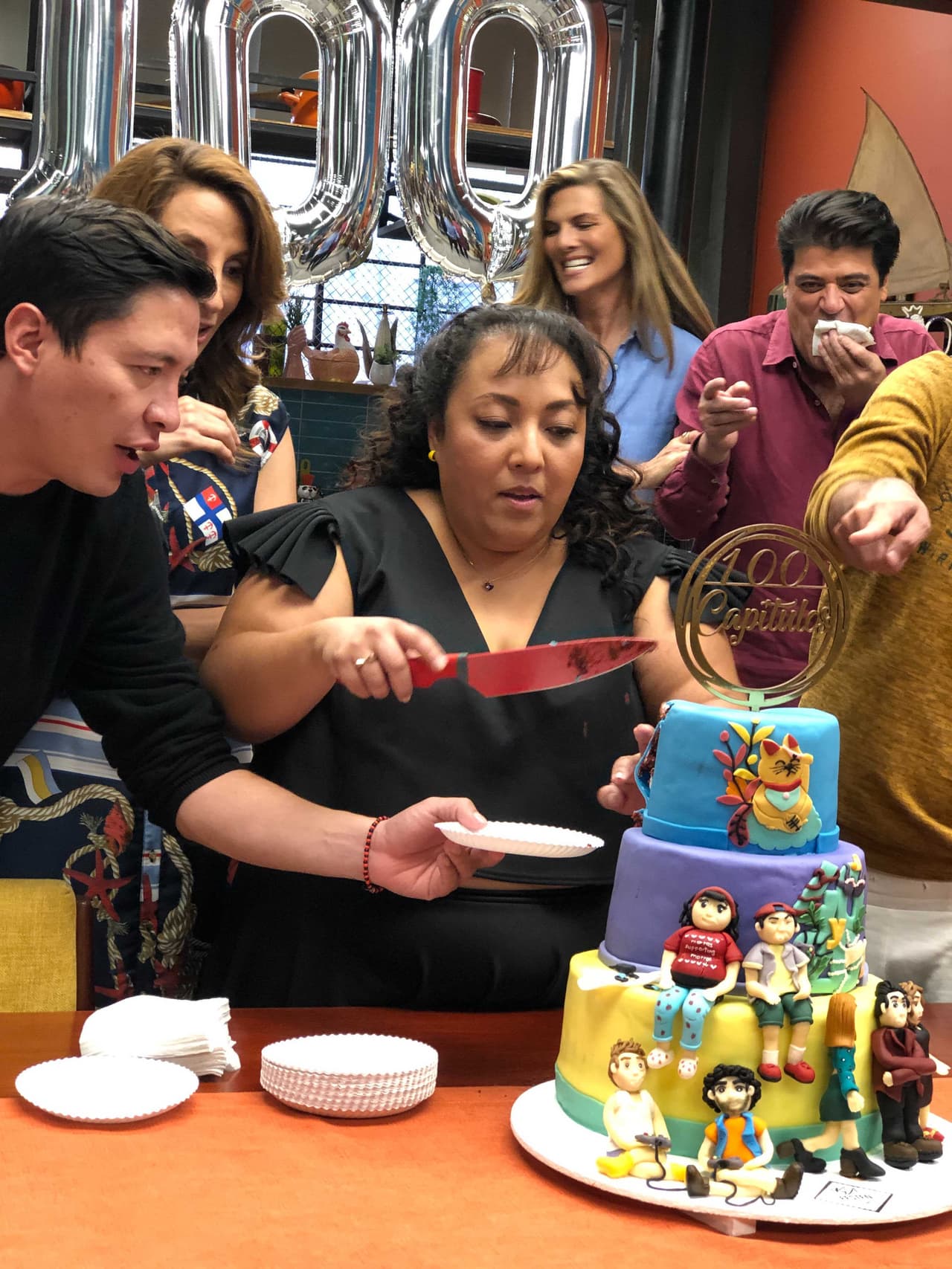 Michelle Rodríguez fue la encargada de partir y repartir el original pastel.