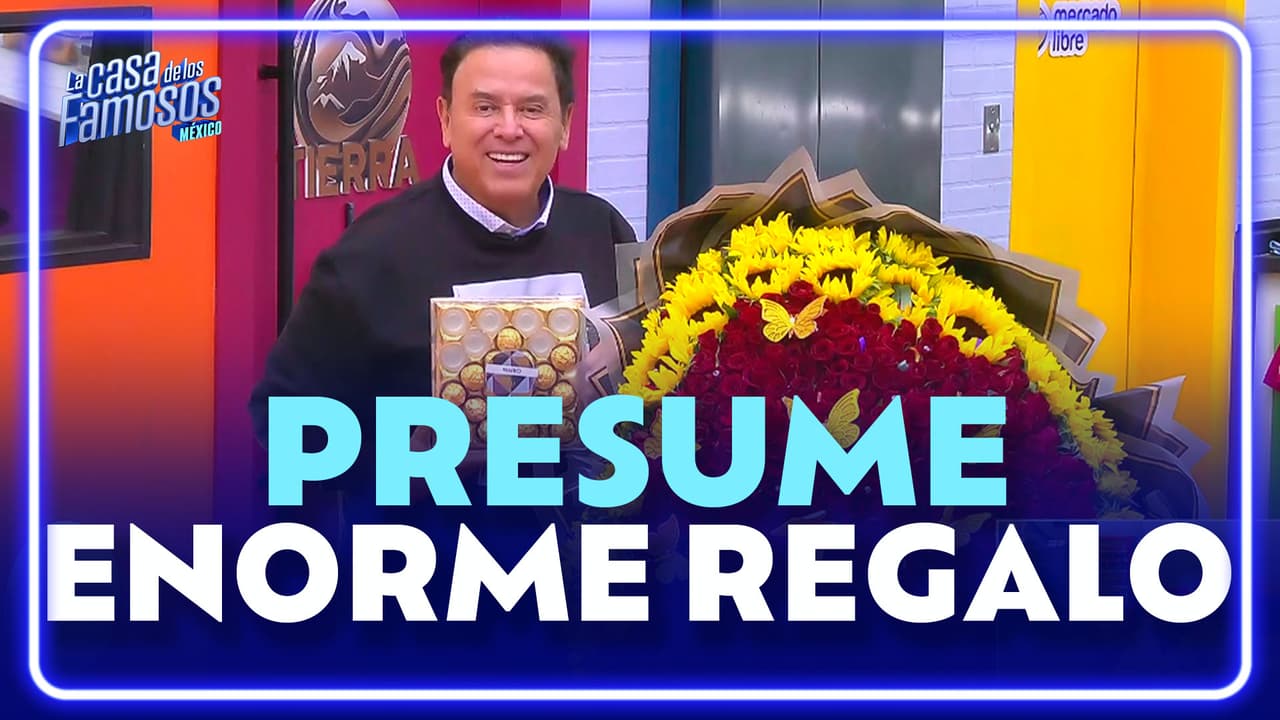 Mario enseña el enorme ramo de rosas que le regalaron por su aniversario